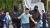 Алматыда "Саяси тұтқындарға бостандық!" және "Азаптау тоқтатылсын!" деген талаптармен көшеге шыққан адамдар. 10 мамыр 2018 жыл.