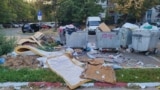 Отпад покрај контејнери во Скопје, септември 2025