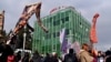 Немногочисленная, но привлекающая внимание прохожих колонна направилась к ближайшему зданию полиции