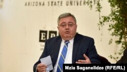 Давид Усупашвили любые обвинения в сговоре с «Грузинской мечтой» отвергает, но в полемику с бывшими соратниками вступать не намерен