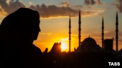 Жительница Чечни на фоне мечети в Грозном, иллюстративное фото