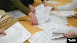 В списке нарушений - отказы в допуске наблюдателей, отказы в принятии от них жалоб, десятки случаев многократного подвоза автобусами людей для голосования, десятки участков с непрошитыми списками...