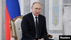 დუგინის მსგავსად, პუტინიც ბოლო წლებია ალაპარაკდა "ტრადიციული ღირებულებების" დაცვაზე. ეს მოიცავს ტრანსგენდერი ადამიანების დაკნინებას. და კიდევ - დასავლეთის აბუჩად აგდებას, ტრანსგენდერთა უფლებების დაცვის გამო.