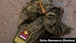 Российская военная форма на дороге в селе Дмитровка Киевской области, которое было освобождено ВСУ в апреле 2022 года