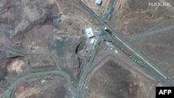 Imagine din satelit Maxar Technologies arată un șir de camioane la intrarea în instalația nucleară iraniană de la Fordow, pe 19 iunie, 2025