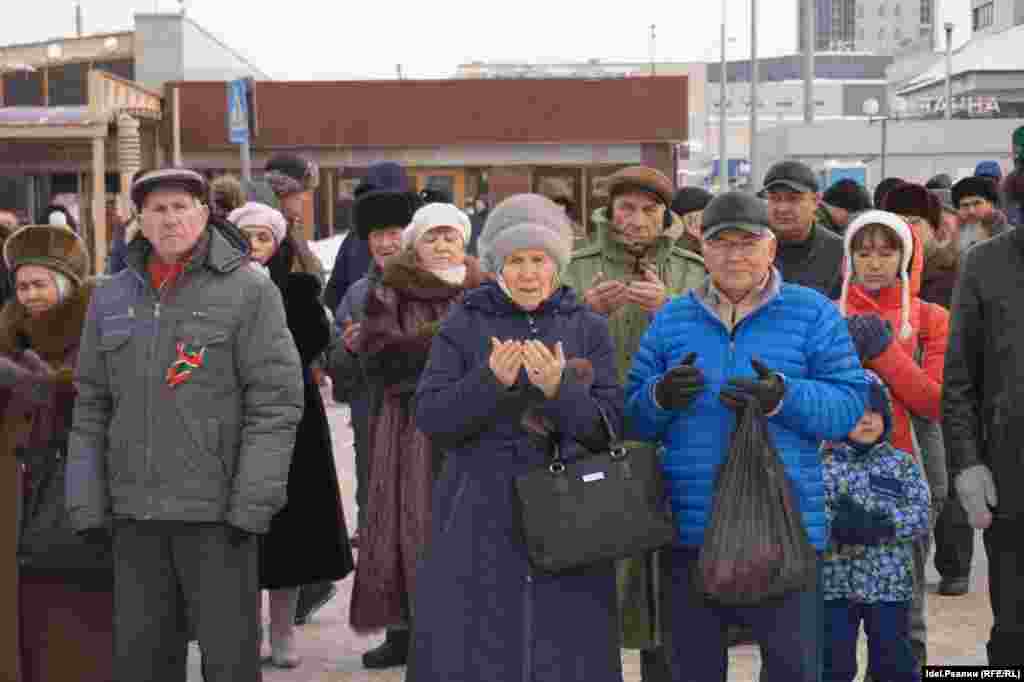 Татар тілін қолдау жиынына келгендердің бір тобы дұға қайырып тұр.