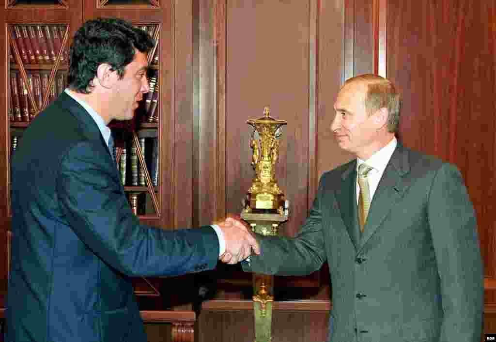 Ресей президенті Владимир Путин (оң жақта) мен Борис Немцов Кремльдегі кездесуде қол алысып тұр. Шілде, 2000 жыл.