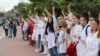 «Ланцуг салідарнасьці» беларускіх мэдыкаў у Малінаўцы. Менск, 12 жніўня 2020 году