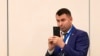 Vasile Costiuc filmează un eveniment cu telefonul mobil. Contul său de TikTok are peste 135 de mii de urmăritori.