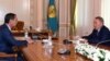 Қазақстан президенті Нұрсұлтан Назарбаев (оң жақта) пен Қырғыз республикасының президенттігіне кандидат Өмірбек Бабанов. Алматы, 19 қыркүйек 2017 жыл. Қазақстан президентінің ресми сайтындағы сурет.