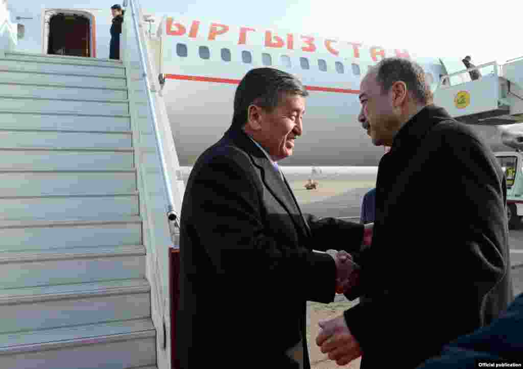 Әуежайда оны Өзбекстан премьер-министрі Абдулло Арипов қарсы алды.&nbsp;