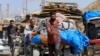 Palestinienii strămutați, care fug din nordul Gazei din cauza unei operațiuni militare israeliene, se îndreaptă spre sud după ce forțele israeliene au ordonat locuitorilor din orașul Gaza să evacueze spre sud, 28 septembrie 2025. 