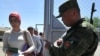 Қырғызстанның Өзбекстанмен шекарасындағы өткізу бекетінде. 12 мамыр 2017 жыл.