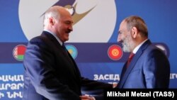 ფოტო არქივიდან. ბელარუსის მმართველი ლუკაშენკა(მარცხნივ) და სომხეთის პრემიერ-მინისტრი ფაშინიანი ერევანში, ევრაზიული ეკონომოკური კავშირის საბჭოს სხდომაზე, 2019 წლის 1 ოქტომბერი 