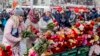 Өрт болған сауда орталығы маңына гүл қойып жатқан тұрғындар. 26 наурыз 2018 жыл. 