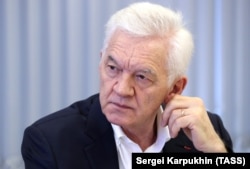 როგორ იქცა რუსეთის მართლმადიდებელი ეკლესიის ყოფილი ბერი სანქტ-პეტერბურგის ერთ-ერთი უდიდესი სამშენებლო კომპანიის ხელმძღვანელად? შესაძლოა, ეს დაკავშირებული იყოს მის სიმამრთან, გენადი ტიმჩენკოსთან (სურათზე).