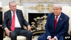 Президент США Дональд Трамп зустрічається з президентом Туреччини Реджепом Тайїпом Ердоганом в Овальному кабінеті Білого дому у Вашингтоні, округ Колумбія, 25 вересня 2025 року