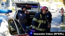 Pompieri și geniști intervin la Judecătoria Buiucani, după o alertă cu bombă. Aici urma să ajungă la ședința de judecată în dosarul fraudei bancare oligarhul Vladimir Plahotniuc, extrădat din Grecia cu o zi mai devreme