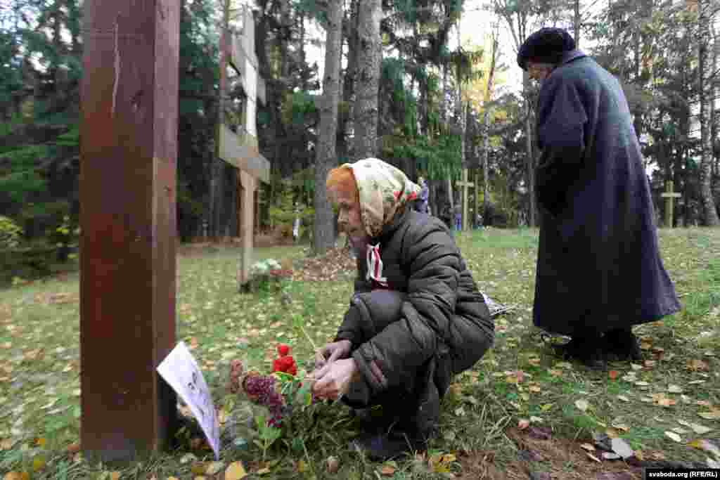 Сьвежыя кветкі — да магілаў нявінна забітых