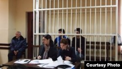 По настоянию помощника прокурора г. Сухум судья принял решение отложить судебное заседание и в случае неявки свидетелей в суд в третий раз обеспечить их принудительный привод