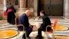 Американскиот претседател Доналд Трамп се сретна со својот украински колега Володимир Зеленски во Ватикан на денот на погребот на папата Франциск, 26 април 2025 година