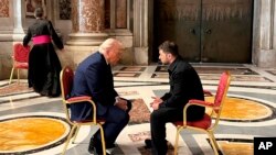 Американскиот претседател Доналд Трамп се сретна со својот украински колега Володимир Зеленски во Ватикан на денот на погребот на папата Франциск, 26 април 2025 година