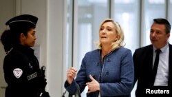 Франција - Марин Ле Пен на суд во Париз, 31 март 2025 година.