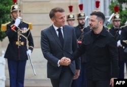 Президент Франції Емманюель Макрон вітає президента України Володимира Зеленського у Єлисейському президентському палаці в Парижі, Франція, 3 вересня 2025 року
