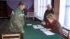 На выбарчым участку ў вёсцы Вялікія Эйсманты Бераставіцкага раёну падчас датэрміновага галасаваньня
