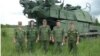 Ресей солдаттары "Бук" зымыран құрылғысының алдында суретке түсіп тұр.