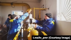Muncitori ai Tiraspoltransgaz reconectează la gaz casele din satul Nezavertailovca, din Slobozia, după criza gazelor din regiunea transnistreană din ianuarie - februarie 2025.