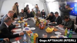 В отличие от прежних встреч, сегодня в Эргнети столы в палатке, где проходят переговоры в рамках Механизмов по предотвращению инцидентов и реагированию на них, были завалены сладостями
