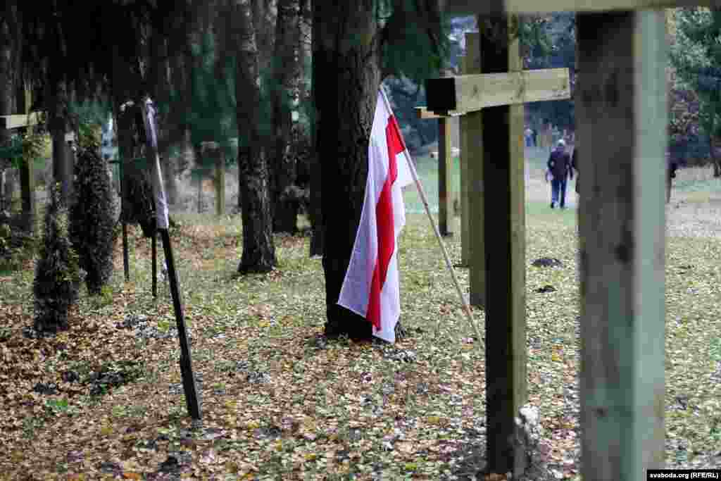 Бел-чырвона-белы сьцяг каля аднаго з крыжоў