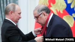ფოტო არქივიდან. რუსეთის პრეზიდენტი პუტინი ბიზნესმენ ალიშერ უსმანოვს აჯილდოებს ორდენით სამშობლოს წინაშე დამსახურებისთვის. კრემლი, 2018 წლის ნოემბერი