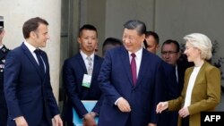 Президент Франции Эммануэль Макрон, председатель КНР Си Цзиньпин и глава Европейской комиссии Урсула фон дер Ляйен (слева направо) во время переговоров в Париже в 2023 году