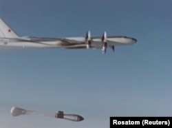მოდიფიცირებული ბომბდამშენი Tu-95 ნოვაია ზემლიას თავზე სატესტო „ცარ-ბომბის“ ჩამოგდების მომენტში.