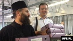 Отец Андрей и Герман Маршан с подписными листами