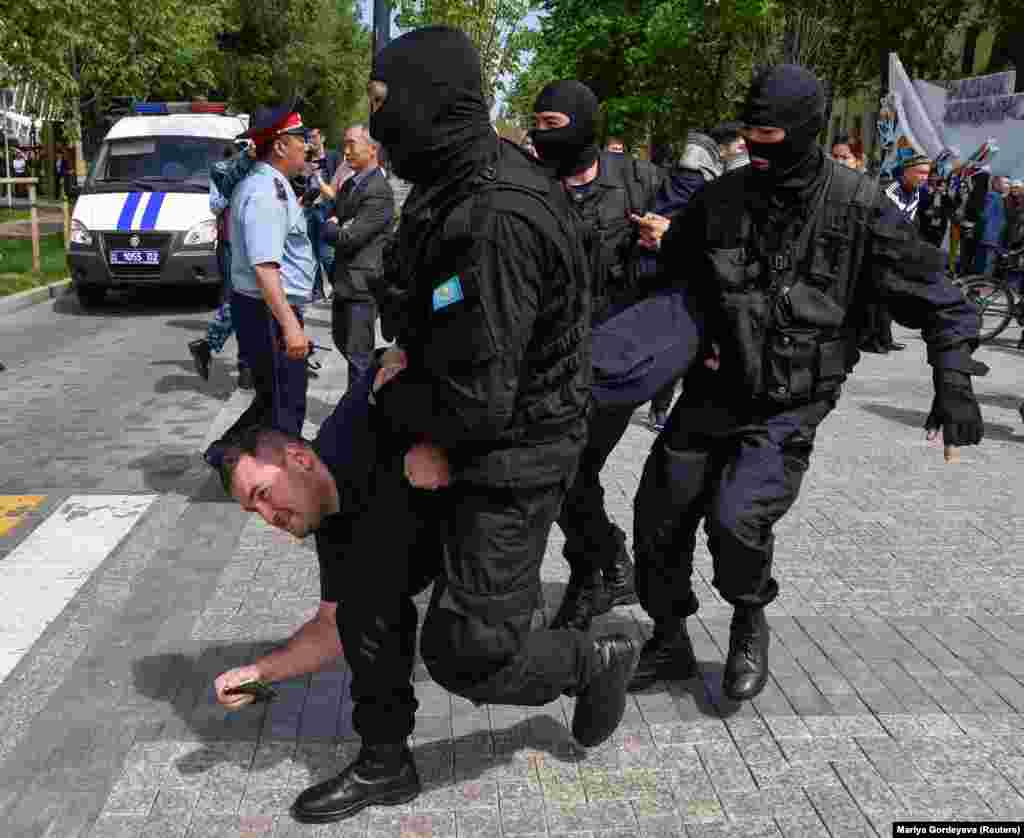 Алматы қаласында &quot;Саяси тұтқындарға бостандық берілсін&quot; деген талаппен көшеге шыққан адамдарды полиция жасағы ұстап жатыр. Қазақстан, 10 мамыр 2018 жыл.