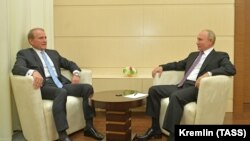 Глава украинской партии "Оппозиционная платформа – за жизнь" Виктор Медведчук и Владимир Путин в резиденции президента России в Ново-Огарёве, 6 октября 2020 года 