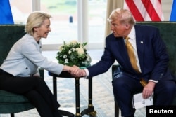 Президент США Дональд Трамп потискає руку очільниці Єврокомісії Урсулі фон дер Ляєн після оголошення про торговельну угоду між США та ЄС у Тернберрі, Велика Британія, 27 липня 2025 року