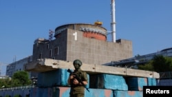 Российский военный у одного из реакторов Запорожской АЭС