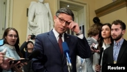 Spicherul Camerei Reprezentanților, Mike Johnson, le vorbește jurnaliștilor după votul pe marginea pachetului de ajutoare pentru Ucraina, Washington, 2o aprilie 2024.