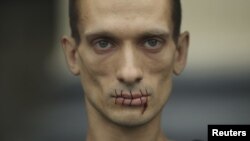 Акцыя ў падтрымку зьняволеных удзельніц Pussy Riot, 23 ліпеня 2012, Санкт-Пецярбург