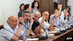 Абхазские парламентарии избрали председателя Арбитражного суда, вернули текст присяги, который был изменен под президента Анкваба, и не утвердили внесение поправок в закон «О выборах депутатов Народного собрания – парламента Республики Абхазия»