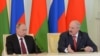 Прэзыдэнт Расеі Ўладзімер Пуцін (зьлева) і прэзыдэнт Беларусі Аляксандар Лукашэнка