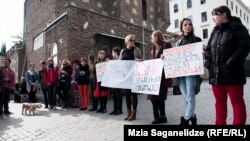 Правозащитники выступали против укоренившихся в Грузии патриархальных стереотипов: место женщины на кухне, она должна лишь заниматься детьми и мужем