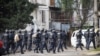 Қарулы топқа қарсы операция өтіп жатқан жердегі арнайы жасақ сарбаздары. Тбилиси, 22 қараша 2017 жыл.