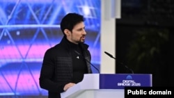 Основатель Telegram Павел Дуров выступает на форуме в Астане. 2 октября 2025 года. Фото Акорды