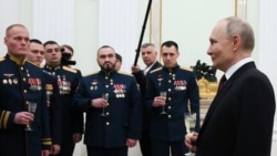 რუსეთის პრეზიდენტი ვლადიმირ პუტინი  უკრაინის წინააღმდეგ ომში მონაწილეობისთვის „ოქროს ვარსკვლავითა” და „რუსეთის გმირის” წოდებით დაჯილდოებულ სამხედრო მოსამსახურეებთან ერთად. მოსკოვი, 2025 წლის 23 თებერვალი
