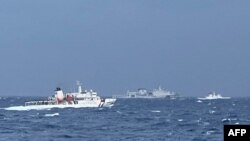 Кинеската крајбрежна стража (во средината) помеѓу бродови на тајванската крајбрежна стража во водите источно од Тајван.
